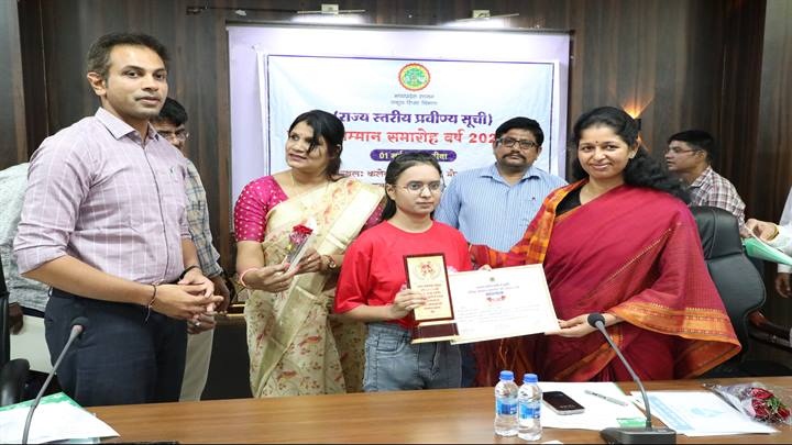 रीवाः कलेक्टर ने बोर्ड परीक्षा के मेरिट सूची के विद्यार्थियों को किया सम्मानित